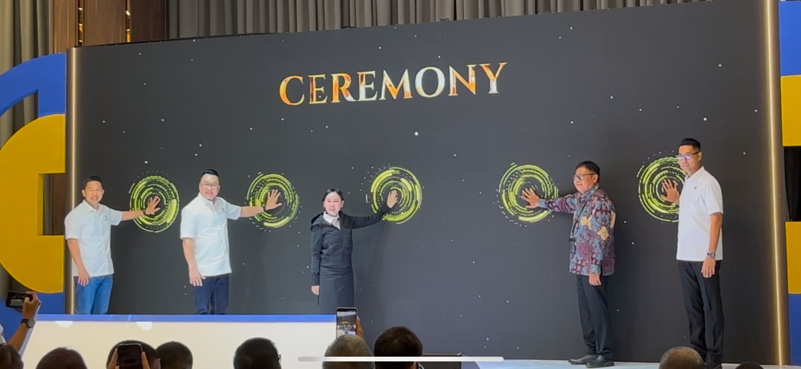 Wakil Wali Kota Batam sekaligus Wakil Kepala BP Batam, Li Claudia Chandra, Kepala Perwakilan Bank Indonesia Provinsi Kepulauan Riau, Rony Widijarto Purubaskoro, Ketua OJK Kepulauan Riau, Sinar Danandjaya, Presiden Direktur Bank Danus, Winoto Sumitro, Perwakilan Pemegang Saham Bank Danus, Soehendro Gautama meresmikan Danus Tower, Senin, 18 Mei 2026.