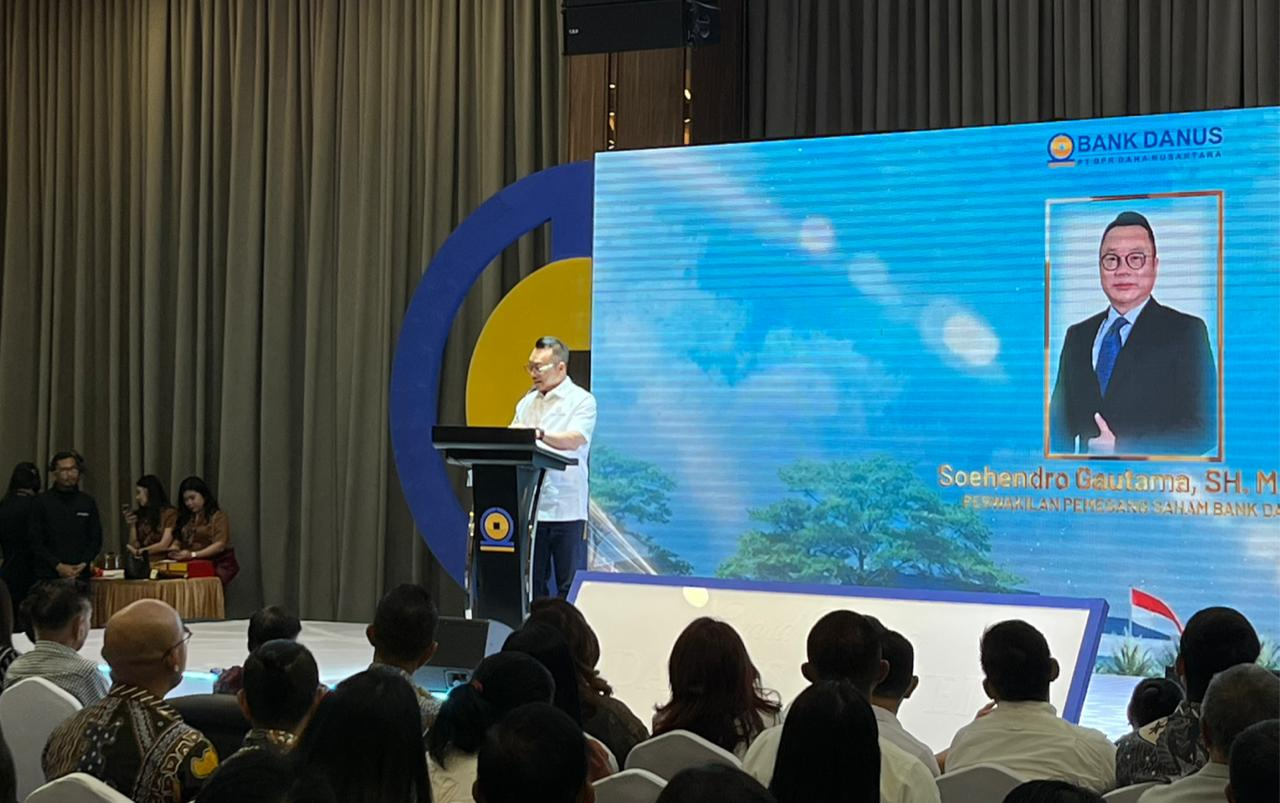 Perwakilan Pemegang Saham Bank Danus, Soehendro Gautama memberikan sambutan di Grand Opening Danus Tower, Senin, 18 Mei 2026.